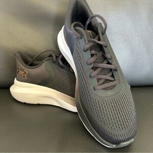 NEW Under Armour Mens Black Running Shoes UA Charged Rogue Size 8 Comfort Deluxe